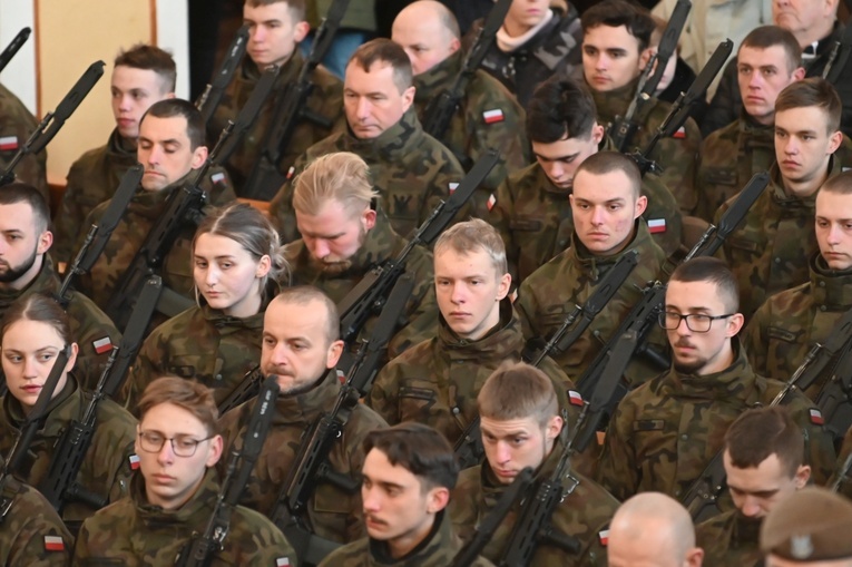 Dzierżoniów. Msza św. i uroczysta przysięga Wojsk Obrony Terytorialnej (WOT)