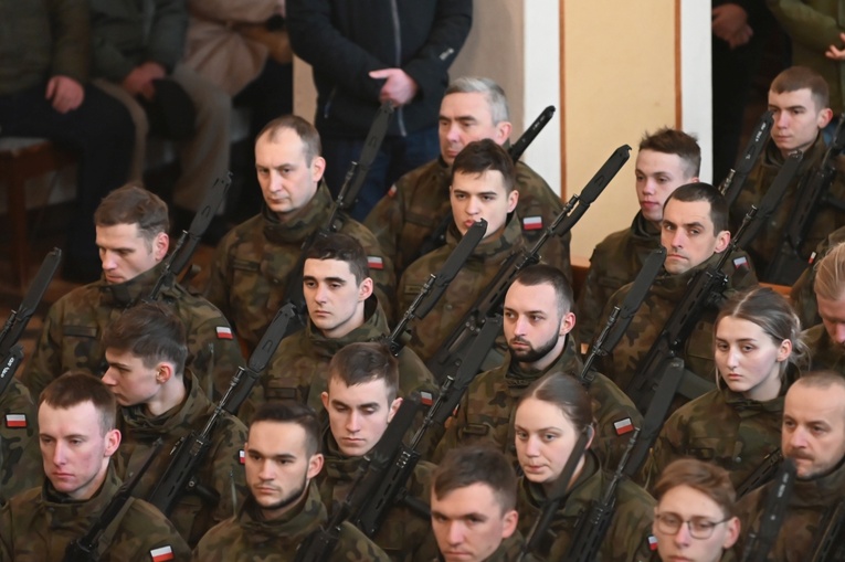 Dzierżoniów. Msza św. i uroczysta przysięga Wojsk Obrony Terytorialnej (WOT)