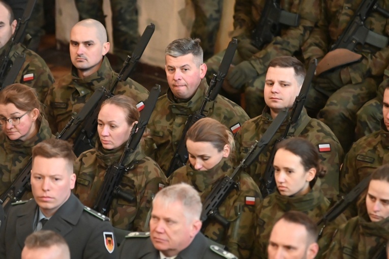 Dzierżoniów. Msza św. i uroczysta przysięga Wojsk Obrony Terytorialnej (WOT)