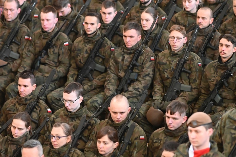 Dzierżoniów. Msza św. i uroczysta przysięga Wojsk Obrony Terytorialnej (WOT)