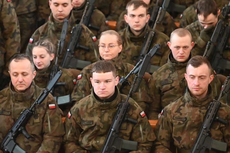 Dzierżoniów. Msza św. i uroczysta przysięga Wojsk Obrony Terytorialnej (WOT)