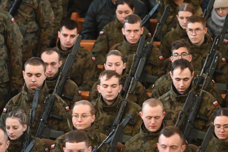 Dzierżoniów. Msza św. i uroczysta przysięga Wojsk Obrony Terytorialnej (WOT)