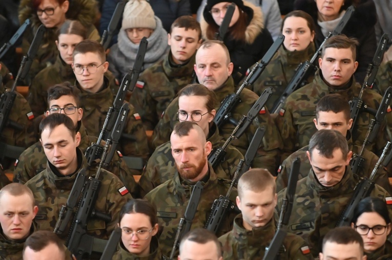 Dzierżoniów. Msza św. i uroczysta przysięga Wojsk Obrony Terytorialnej (WOT)