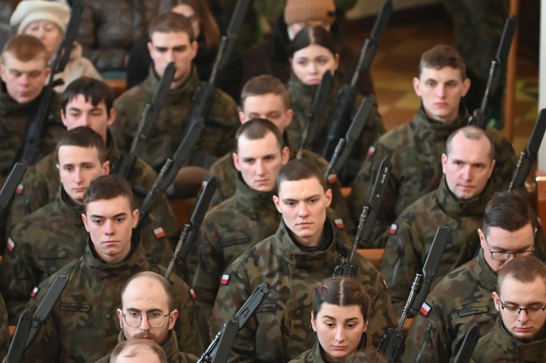 Dzierżoniów. Msza św. i uroczysta przysięga Wojsk Obrony Terytorialnej (WOT)