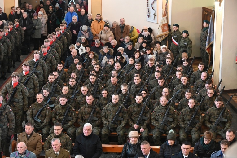 Dzierżoniów. Msza św. i uroczysta przysięga Wojsk Obrony Terytorialnej (WOT)