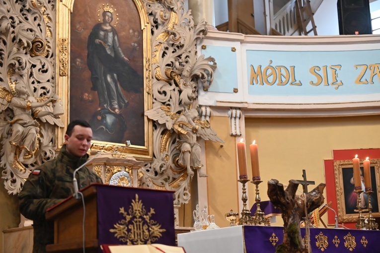 Dzierżoniów. Msza św. i uroczysta przysięga Wojsk Obrony Terytorialnej (WOT)