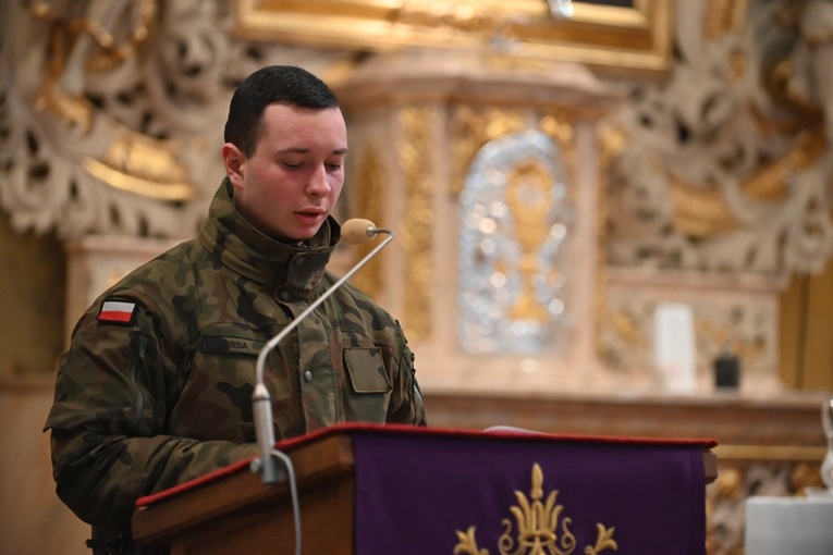 Dzierżoniów. Msza św. i uroczysta przysięga Wojsk Obrony Terytorialnej (WOT)