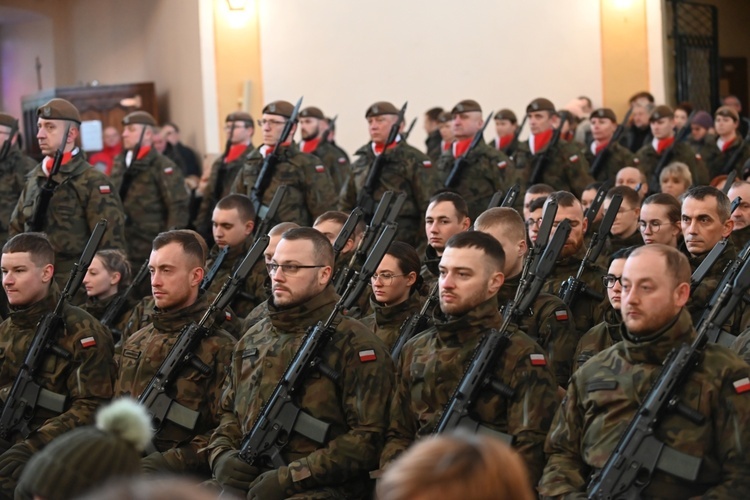 Dzierżoniów. Msza św. i uroczysta przysięga Wojsk Obrony Terytorialnej (WOT)