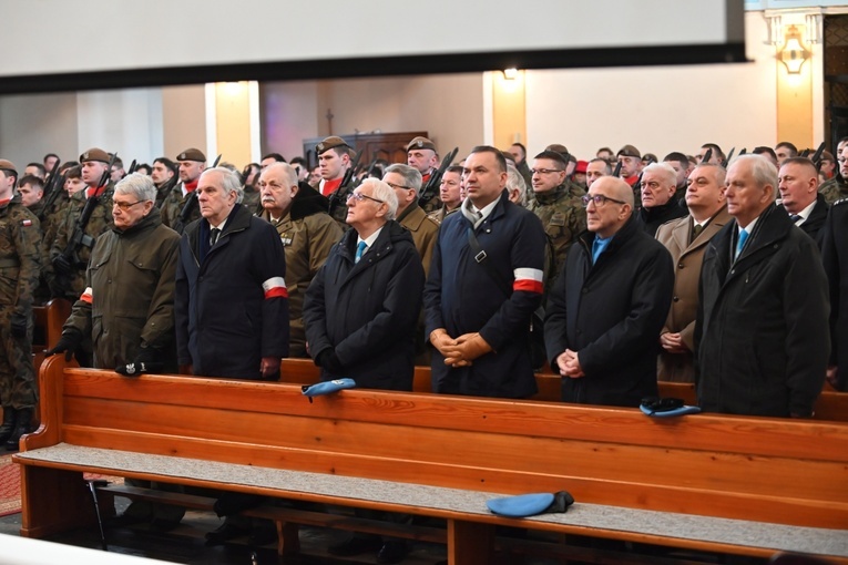 Dzierżoniów. Msza św. i uroczysta przysięga Wojsk Obrony Terytorialnej (WOT)
