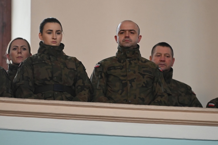 Dzierżoniów. Msza św. i uroczysta przysięga Wojsk Obrony Terytorialnej (WOT)