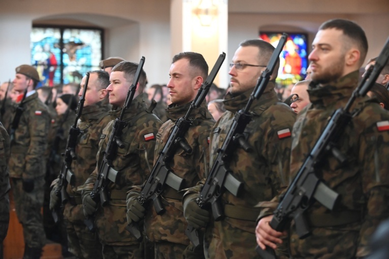 Dzierżoniów. Msza św. i uroczysta przysięga Wojsk Obrony Terytorialnej (WOT)