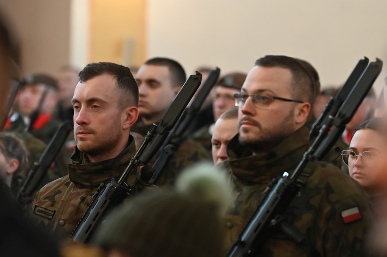 Dzierżoniów. Msza św. i uroczysta przysięga Wojsk Obrony Terytorialnej (WOT)