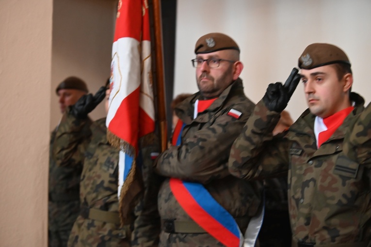 Dzierżoniów. Msza św. i uroczysta przysięga Wojsk Obrony Terytorialnej (WOT)