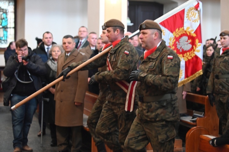 Dzierżoniów. Msza św. i uroczysta przysięga Wojsk Obrony Terytorialnej (WOT)