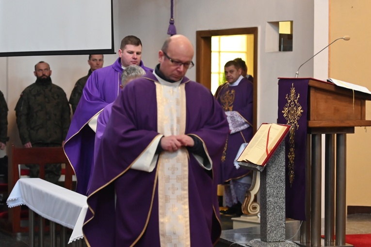 Dzierżoniów. Msza św. i uroczysta przysięga Wojsk Obrony Terytorialnej (WOT)