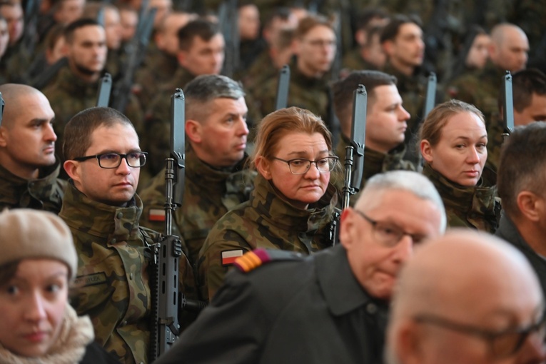 Dzierżoniów. Msza św. i uroczysta przysięga Wojsk Obrony Terytorialnej (WOT)