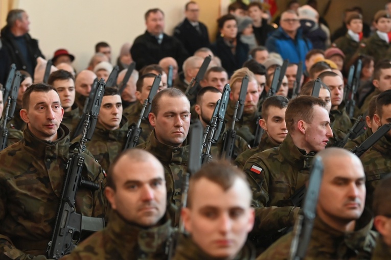 Dzierżoniów. Msza św. i uroczysta przysięga Wojsk Obrony Terytorialnej (WOT)