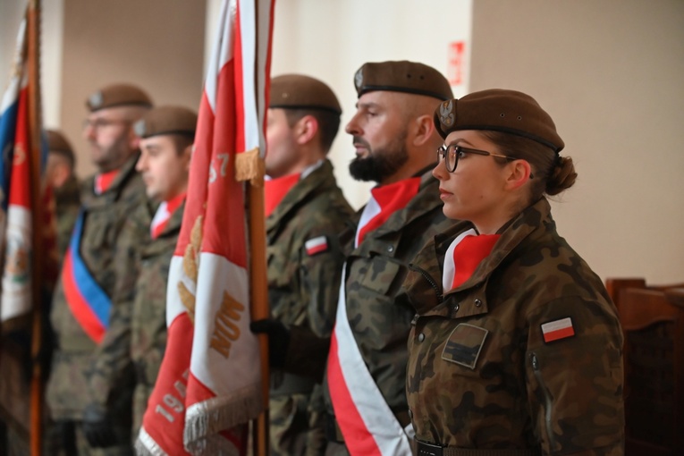 Dzierżoniów. Msza św. i uroczysta przysięga Wojsk Obrony Terytorialnej (WOT)