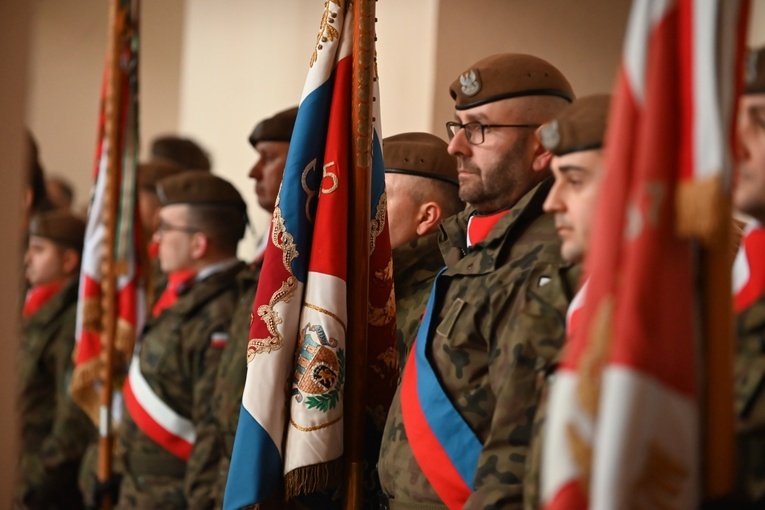 Dzierżoniów. Msza św. i uroczysta przysięga Wojsk Obrony Terytorialnej (WOT)