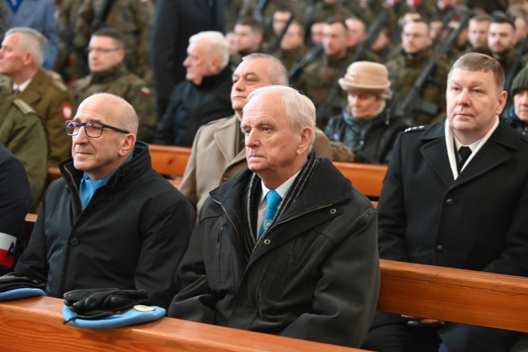 Dzierżoniów. Msza św. i uroczysta przysięga Wojsk Obrony Terytorialnej (WOT)