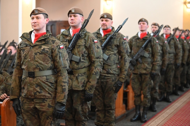 Dzierżoniów. Msza św. i uroczysta przysięga Wojsk Obrony Terytorialnej (WOT)