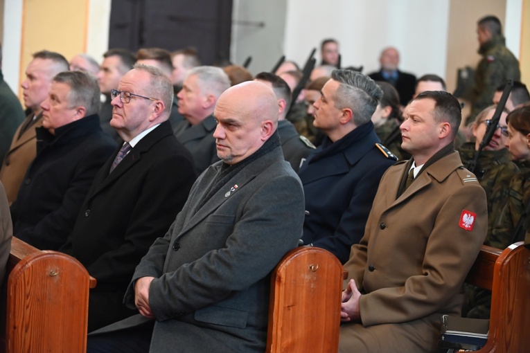 Dzierżoniów. Msza św. i uroczysta przysięga Wojsk Obrony Terytorialnej (WOT)