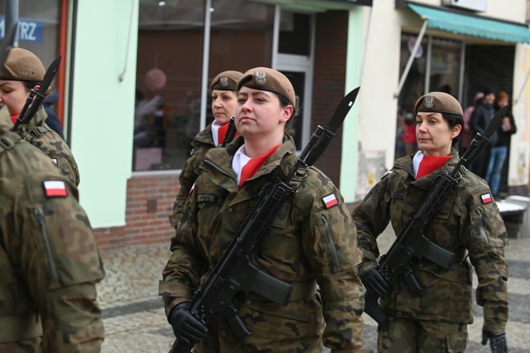 Dzierżoniów. Msza św. i uroczysta przysięga Wojsk Obrony Terytorialnej (WOT)