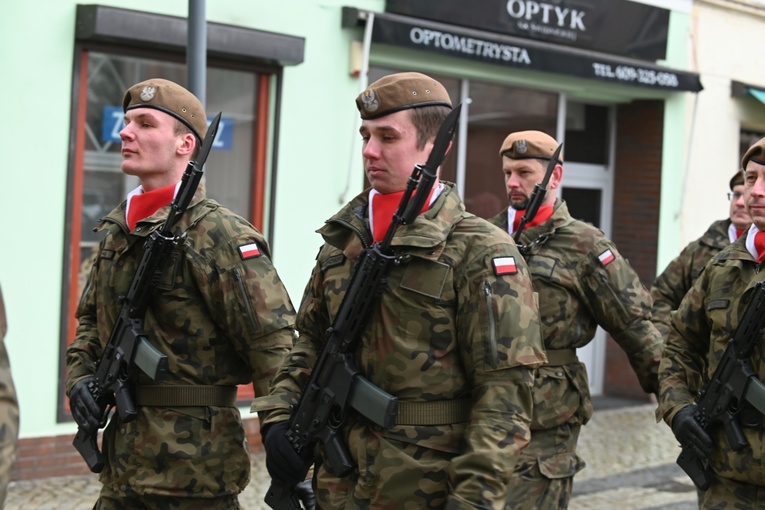 Dzierżoniów. Msza św. i uroczysta przysięga Wojsk Obrony Terytorialnej (WOT)