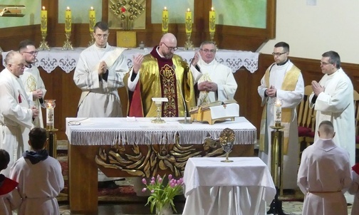 Księża przy ołtarzu w Kalembicach podczas dekanalnej peregrynacji relikwii bł. Carla Acutisa.