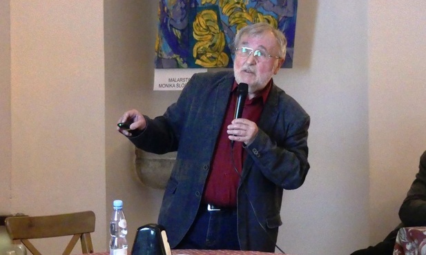 Profesof fizyki Rafał Abdank-Kozubski, w cieszyńskiej Cafe Muzeum mówil o skomplikowanym nanoświecie cząstek i fal.