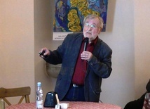 Profesof fizyki Rafał Abdank-Kozubski, w cieszyńskiej Cafe Muzeum mówil o skomplikowanym nanoświecie cząstek i fal.