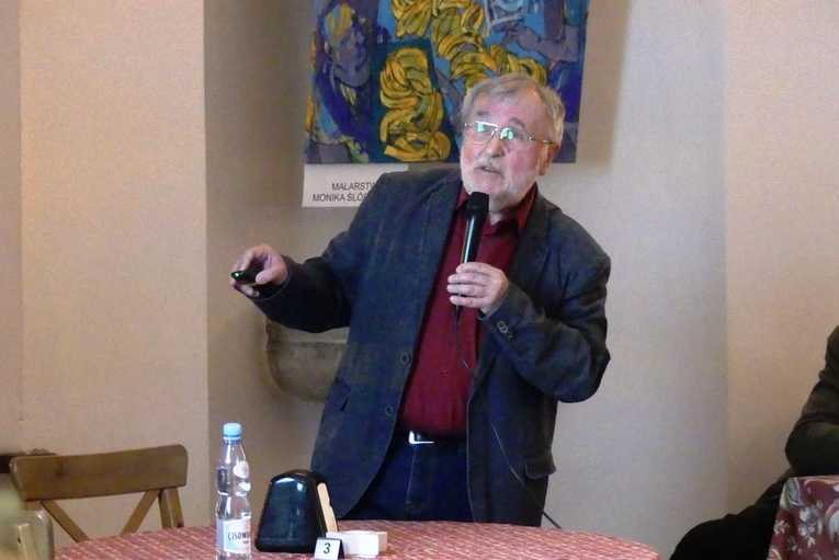 Profesof fizyki Rafał Abdank-Kozubski, w cieszyńskiej Cafe Muzeum mówil o skomplikowanym nanoświecie cząstek i fal.