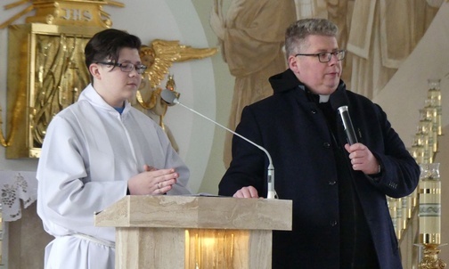 Ks. Przemysław Gawlas i ministranci podczas warsztatów liturgicznych.