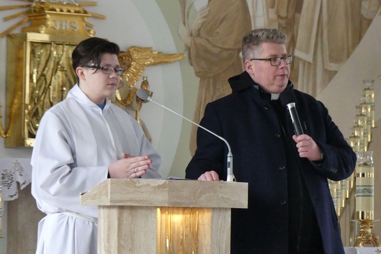 Ks. Przemysław Gawlas i ministranci podczas warsztatów liturgicznych.