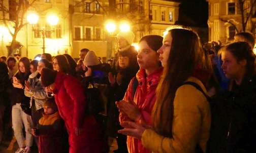 Ekumeniczna modlitwa o pokój w Ukrainie na Rynku bielskiej starówki.