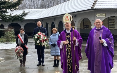 Po zakończeniu Mszy św. celebransi wraz z delegacją przeszli pod tablicę pamiątkową, gdzie złożyli kwiaty.