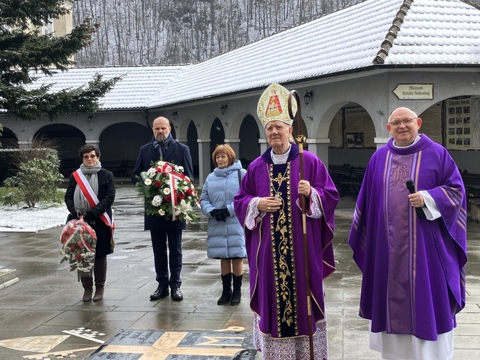 Po zakończeniu Mszy św. celebransi wraz z delegacją przeszli pod tablicę pamiątkową, gdzie złożyli kwiaty.