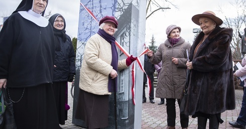 Matusia i inne superbohaterki w habitach. Ratowały, choć groziła za to śmierć