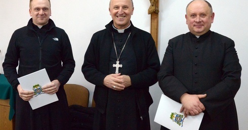 Z bp. Markiem Solarczykiem (od lewej): ks. Krzysztof Bochniak i ks. Mirosław Kszczot.