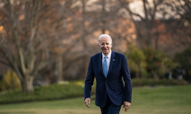 Prezydent Biden wzywa linie lotnicze by nie podwyższały cen biletów dla rodzin z dziećmi