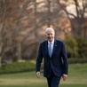 Prezydent Biden wzywa linie lotnicze by nie podwyższały cen biletów dla rodzin z dziećmi