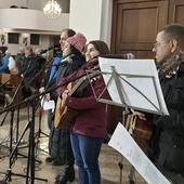 Oprawę muzyczną przygotowała zaprzyjaźniona schola "Zrodzeni w Chrystusie".