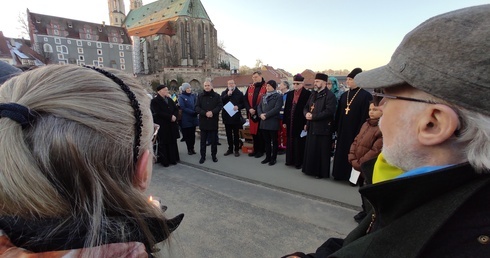 Modlili się na moście o pokój