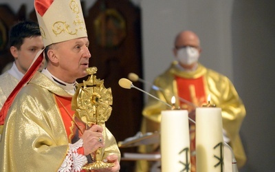 Błogosławieństwo relikwiami św. Kazimierza na zakończenie ubiegłorocznej Mszy św. odpustowej.