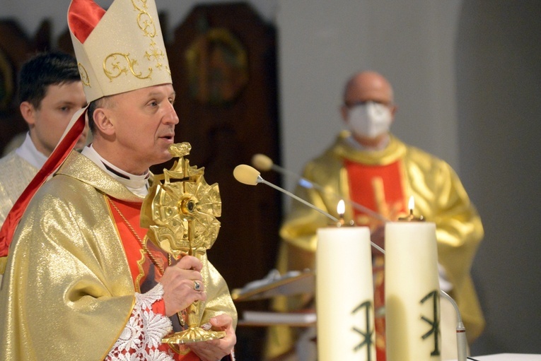 Błogosławieństwo relikwiami św. Kazimierza na zakończenie ubiegłorocznej Mszy św. odpustowej.