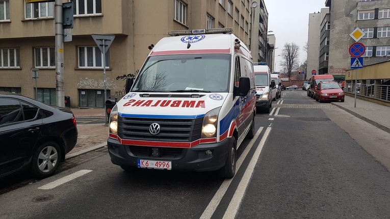 Katowice. Sprzed Urzędu Marszałkowskiego na Ukrainę wyruszył konwój sześciu karetek