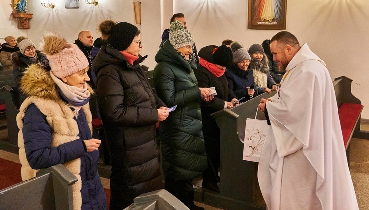 Świerki. Ruszyli z modlitwą za księży