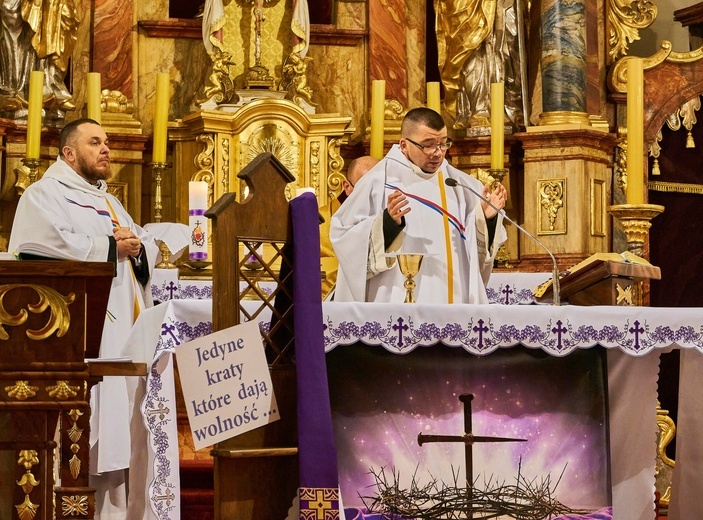 Świerki. Ruszyli z modlitwą za księży