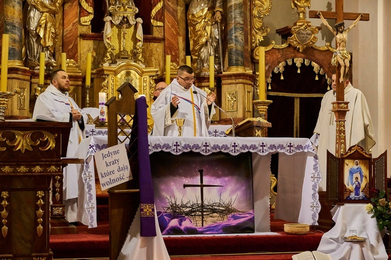 Świerki. Ruszyli z modlitwą za księży