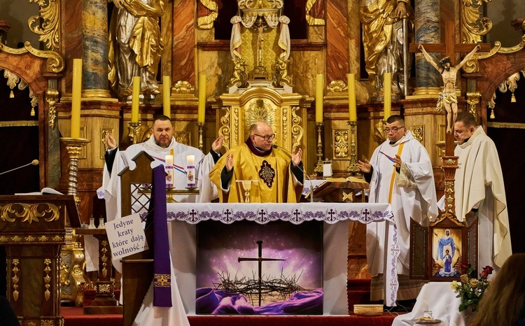 Świerki. Ruszyli z modlitwą za księży